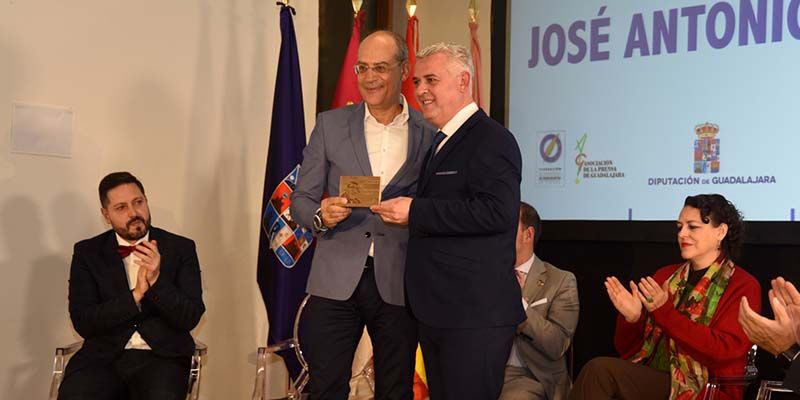 El presidente de la Diputación de Guadalajara entrega el VII Premio de Periodismo Manu Leguineche a José Antonio Guardiola