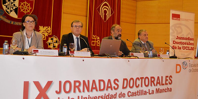 El rector de la UCLM destaca la “vitalidad” de la investigación que se realiza en la institución