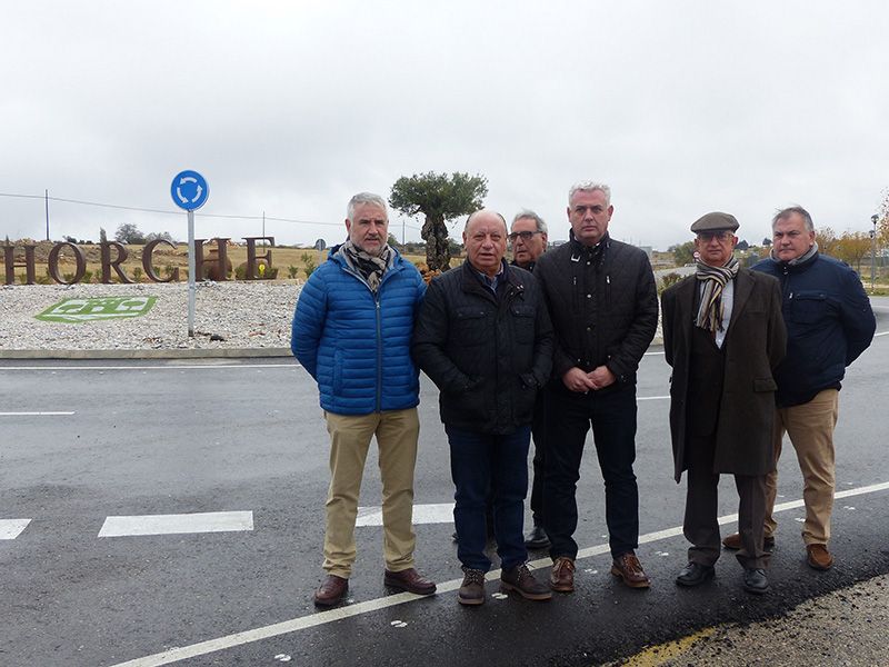 José Luis Vega inaugura en Horche las dos primeras glorietas de la red de carreteras de la Diputación
