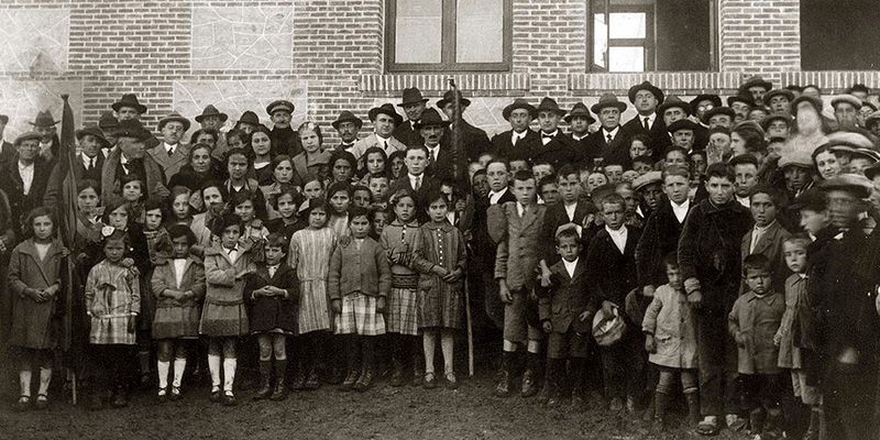 La Biblioteca pasa a llamarse “Biblioteca Municipal León Gil”, en recuerdo del primer bibliotecario de Cabanillas