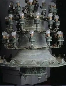 La campana de Huete que alumbra la mezquita mayor de Fez desde el asedio que sufrió en 1172 1 La campana de Huete que alumbra la mezquita mayor de Fez desde el asedio que sufrió en 1172