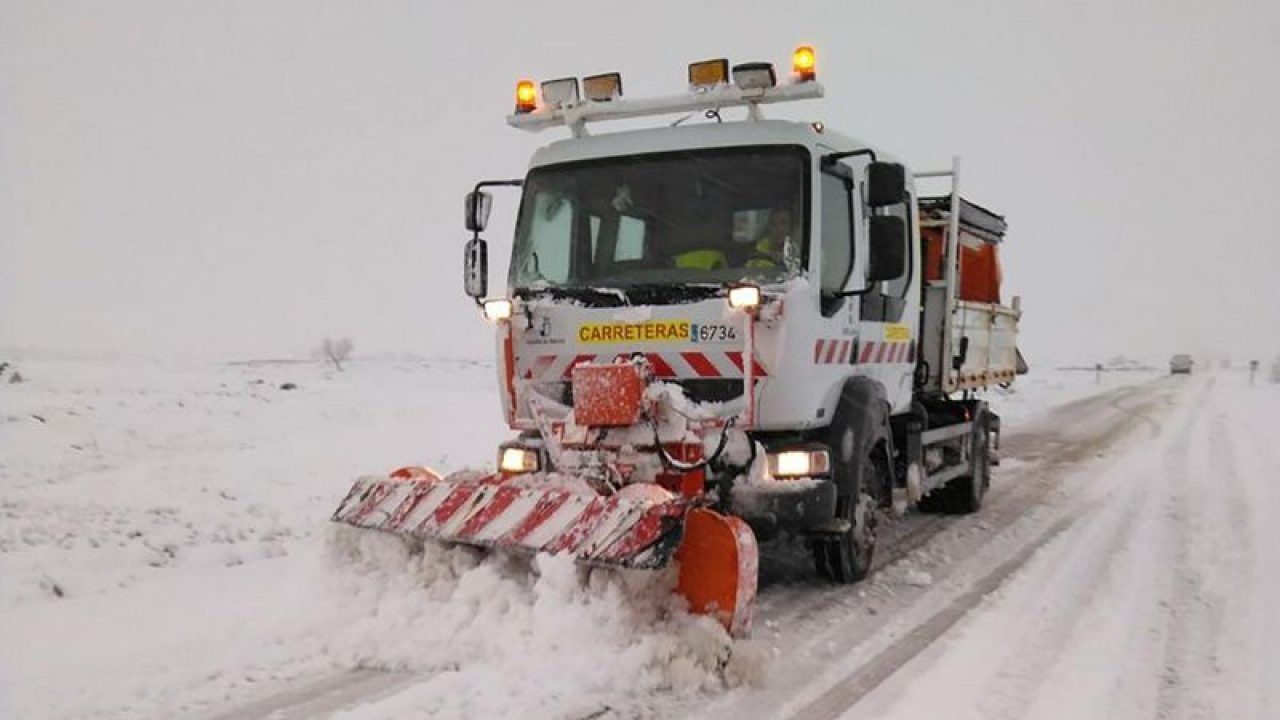 La carretera CM-2106 entre Cañete y Valdemeca, cortada al tráfico por nieve