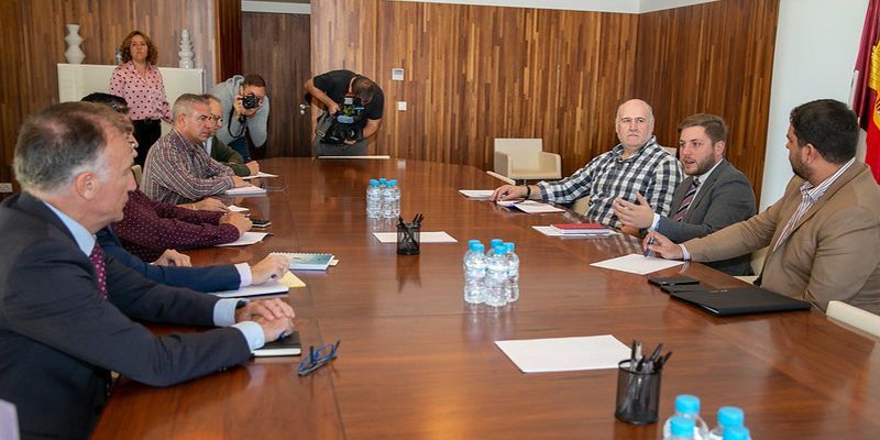 La Federación del Taxi de C-LM exige al consejero de Fomento una regulación VTC que impida la competencia desleal