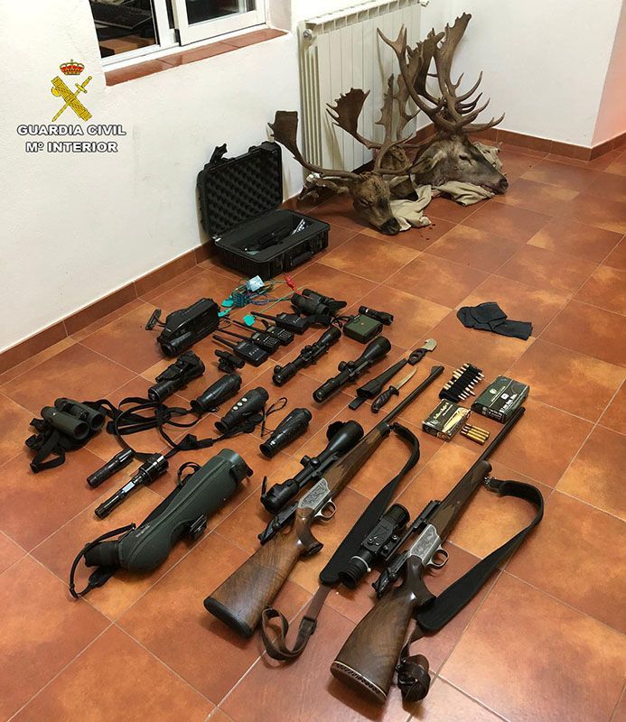 La Guardia Civil detiene en Cañete a dos cazadores furtivos de Murcia con tres gamos y un ciervo