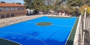 La pista polideportiva del CEIP La Isabela, una realidad tras la inversión de más de 35.000 euros por parte del Ayuntamiento de Sacedón y de la Junta