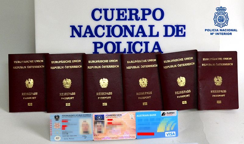 La Policía Nacional detiene en Guadalajara, a las puertas del Ferial Plaza, a una ciudadana extranjera con documentos de identidad falsificados