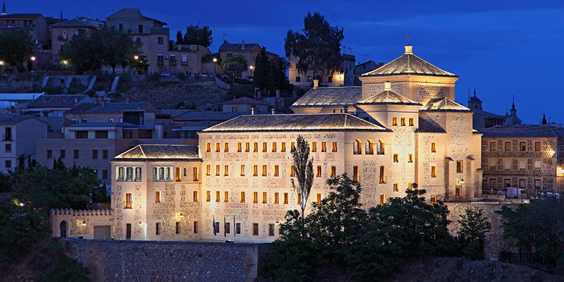 Las Cortes regionales se suman al 25N iluminando de morado su fachada