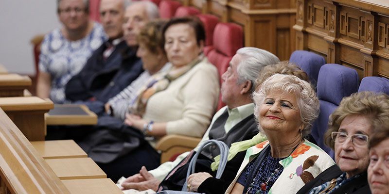 Las Cortes regionales tendrán un día de puertas abiertas al mes