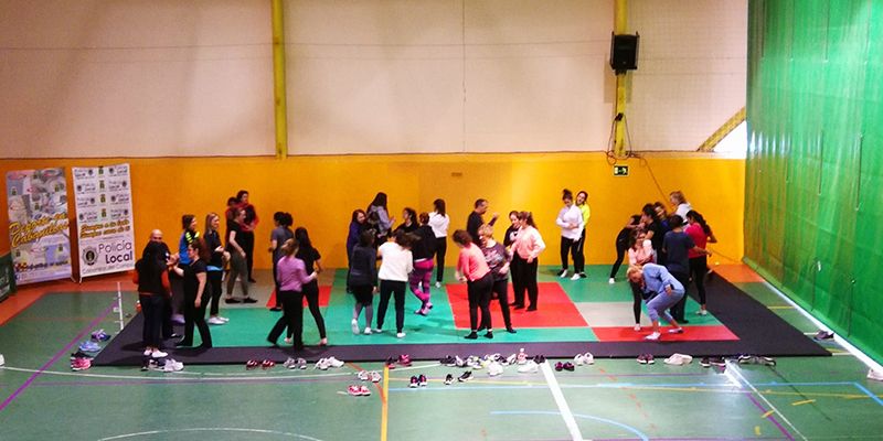 Más de 80 mujeres aprenden técnicas de autodefensa en Cabanillas 2 Más de 80 mujeres aprenden técnicas de autodefensa en Cabanillas