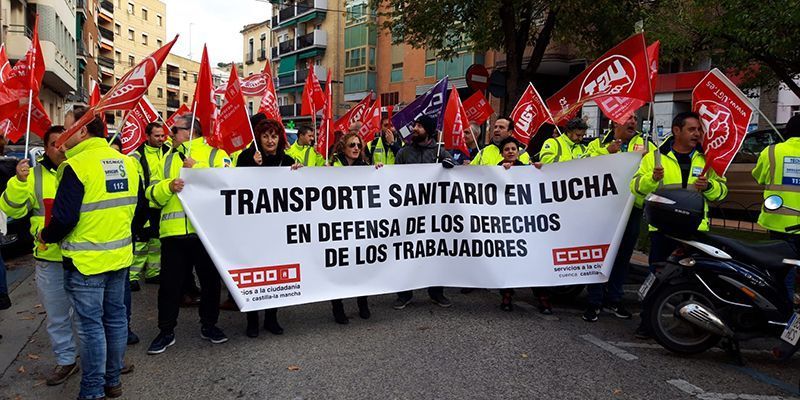 Más de cincuenta trabajadores de la UTE Ambulancias Cuenca se manifiestan para exigir el nuevo convenio colectivo