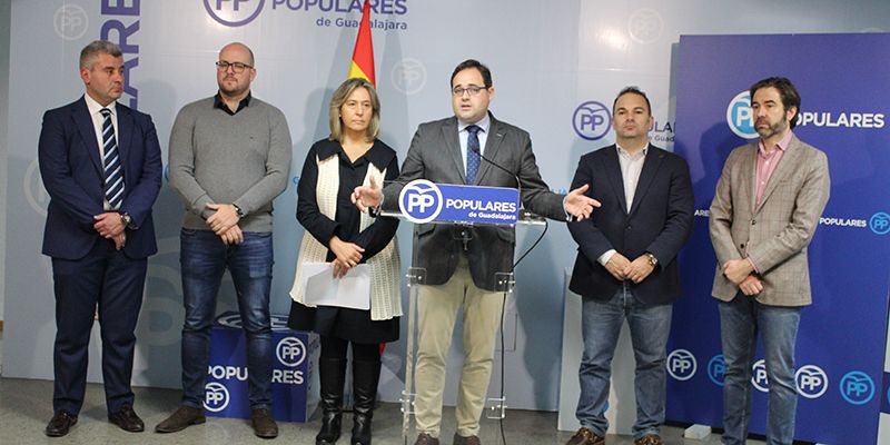 Núñez critica que Page blanquee con su voto en las Cortes Regionales la negociación del PSOE con ERC y después vaya a los medios nacionales a decir que nada sabe del asunto