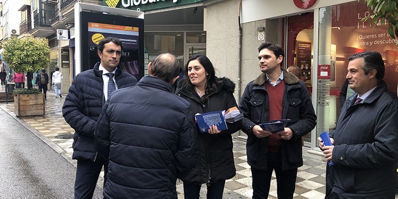 Serrano valora durante un paseo electoral en Cuenca que con Casado en La Moncloa la tarifa plana a los autónomos aumentará a 24 meses
