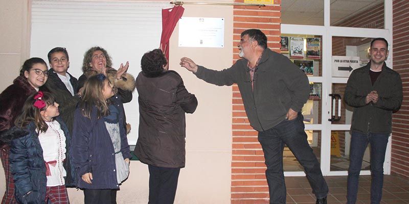 Un emotivo acto lleno de familiares del homenajeado dota a la Biblioteca de Cabanillas de su nuevo nombre “León Gil”