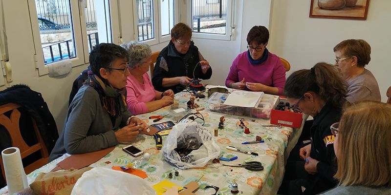 Un grupo de voluntarios crea un belén a partir de cápsulas de café recicladas en El Herrumblar
