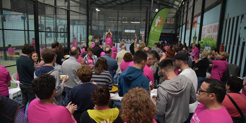 Una marea de camisetas rosas participa en el VI Maratón de Pádel en San Clemente
