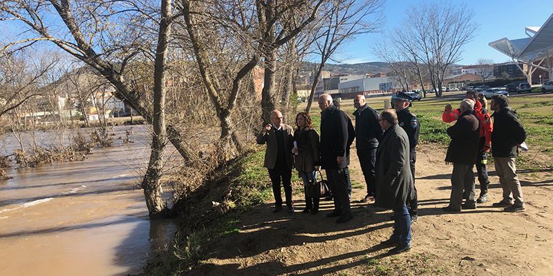Bomberos y Policía Local de Cuenca han llevado a cabo más de 60 intervenciones durante el fin de semana por las intensas lluvias y la crecida del Júcar