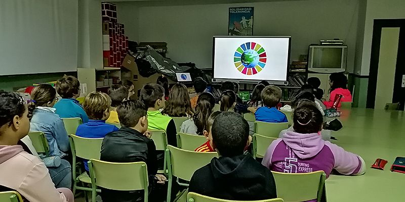 Cáritas conmemora el Día de los Derechos Humanos con la inauguración de la exposición “Objetivo Planeta 2030” en Valera de Abajo