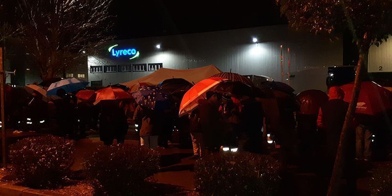 Cerca de 200 personas se suman bajo una intensa lluvia a la concentración de apoyo a los trabajadores de Lyreco-Alovera