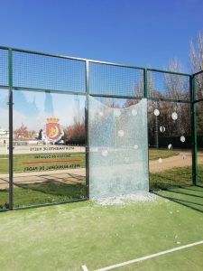 Destrozan la nueva pista de pádel de Huete