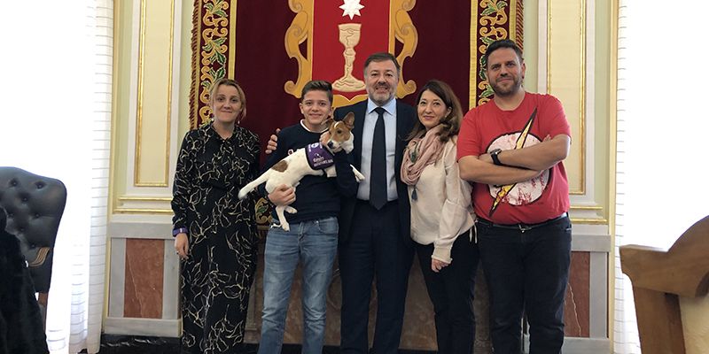 Dolz muestra el apoyo del Ayuntamiento a la Fundación CANEM, especializada en el adiestramiento de perros de alerta médica