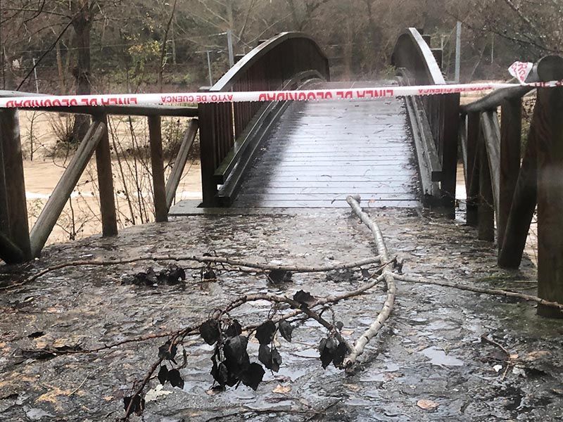 El caudal del Júcar empieza a normalizarse y baja hasta los 170 metros cúbicos por segundo 3 El Ayuntamiento de Cuenca corta todos los accesos peatonales a las riberas del río Júcar ante su tremenda crecida