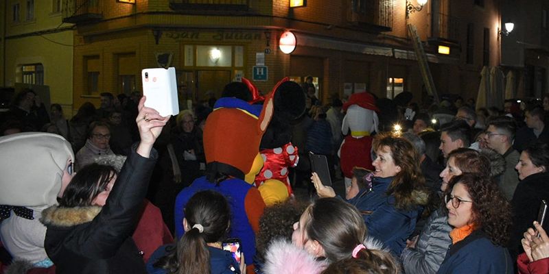El Herrumblar enciende la Navidad ante una multitud de vecinos y visitantes