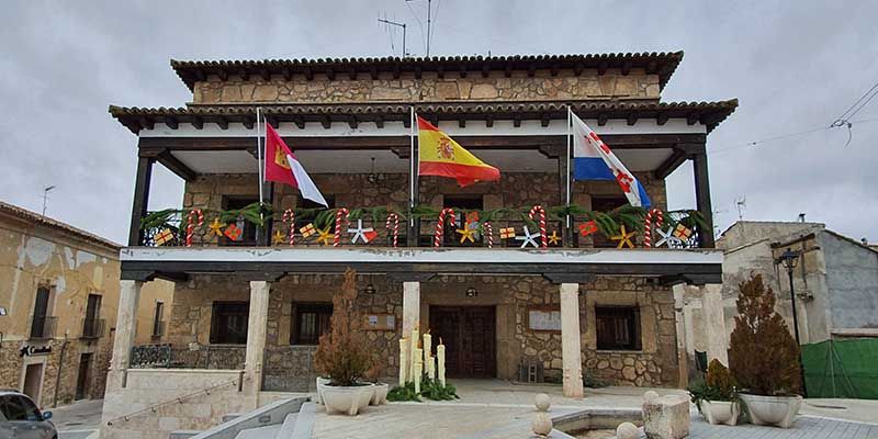El joven interiorista Sergio Mínguez lleva la Navidad a las calles de Almonacid de Zorita
