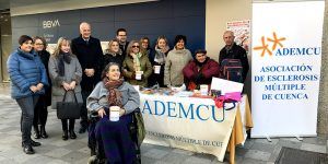 El subdelegado del Gobierno en Cuenca visita la mesa instalada por ADEMCU con motivo del Día Nacional de la Esclerosis Múltiple
