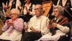 Entrañable actuación navideña de los ancianos y ancianas del SED de Cabanillas