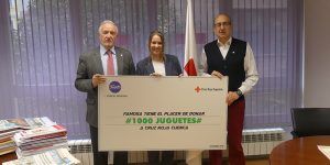 Famosa entrega mil juguetes a la campaña del juguete de Cruz Roja Cuenca