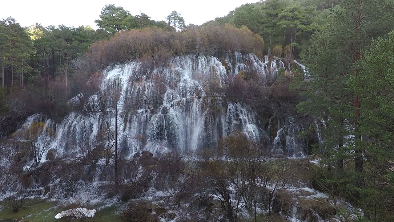 Dron sobre aguas turbulentas