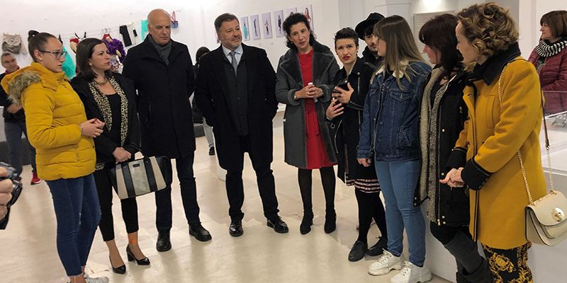 La FAP acoge una exposición sobre la contaminación de la industria textil realizada por los alumnos de la Cruz Novillo