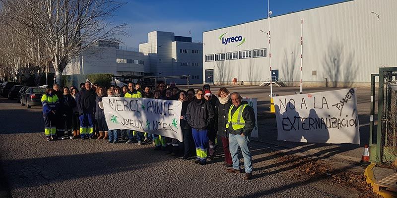 La plantilla se concentra en el 'PortalDeLyreco' para desear a tod@s Feliz ‘NocheHuelga' y ‘JoyeuxNoël’ a los directivos de la multinacional francesa