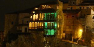 Las Casas Colgadas de Cuenca se visten de amarillo y verde con motivo del Aniversario de la ONCE