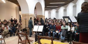 Lleno absoluto en un pregón navideño que sirvió para brindar el cariño del pueblo de Brihuega a sus tres últimos médicos