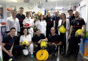 Los bomberos no fallan a su cita navideña con el Hospital Universitario de Guadalajara