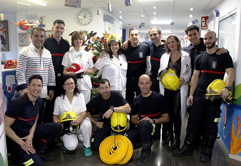 Los bomberos no fallan a su cita navideña con el Hospital Universitario de Guadalajara