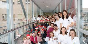 Los niños del Colegio “Fuente del Oro” de Cuenca vuelven por Navidad al “Virgen de la Luz” para felicitar a los profesionales del centro hospitalario