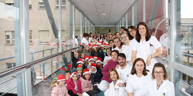 Los niños del Colegio “Fuente del Oro” de Cuenca vuelven por Navidad al “Virgen de la Luz” para felicitar a los profesionales del centro hospitalario