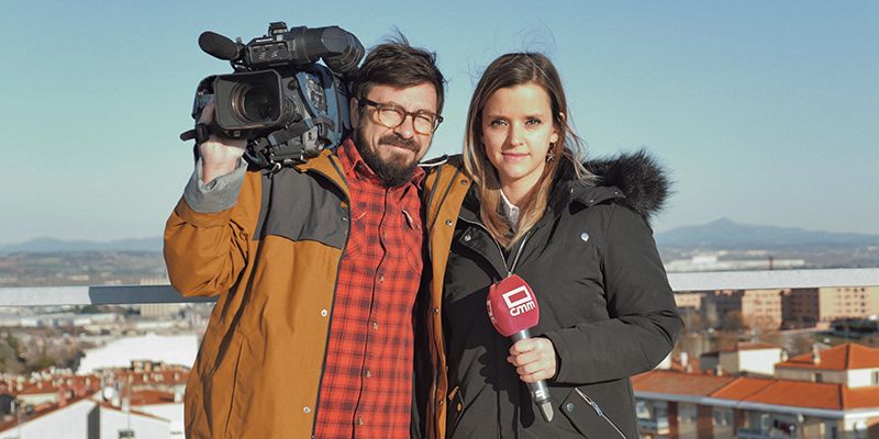 Lukasz Filar y Noemí Fraile, ganadora del premio de periodismo José de Juan 2019 de la Diputación de Guadalajara