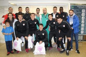 Parte de la plantilla del Deportivo Guadalajara visita el Hospital para compartir la Navidad con los niños