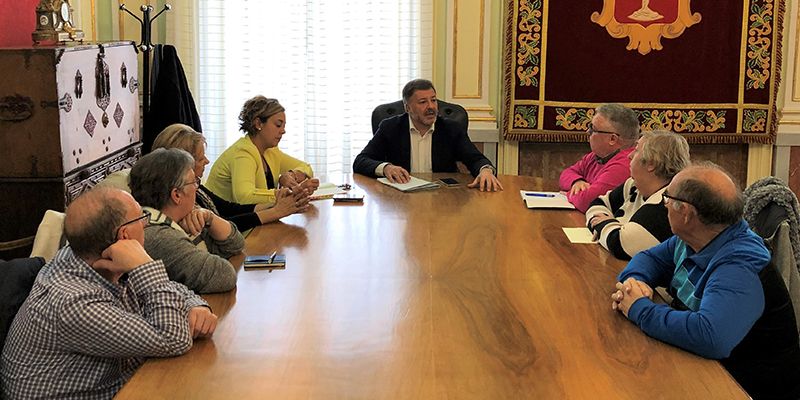 Dolz expone a la Directiva de Favecu las actuaciones que se van a ejecutar en los distintos barrios