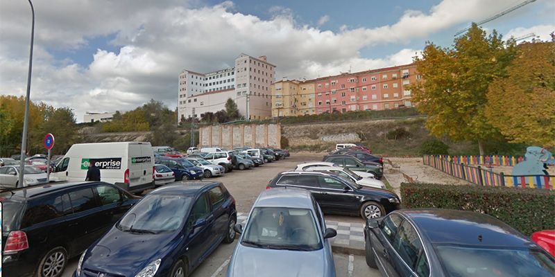 El Ayuntamiento de Cuenca cerrará este miércoles el parking “ilegal” de la explanada de tierra situada entre el pasaje y la calle Antonio Maura 1 El Ayuntamiento de Cuenca cerrará este miércoles el parking “ilegal” de la explanada de tierra situada entre el pasaje y la calle Antonio Maura