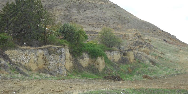 El Ayuntamiento de Huete y la Fundación Huete Futuro recuperan parte de la muralla y acondicionan su entorno