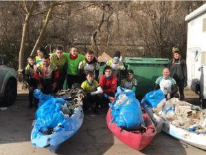 El Club Piragüismo Cuenca con Carácter limpia el tramo más transitado de la Hoz del Júcar