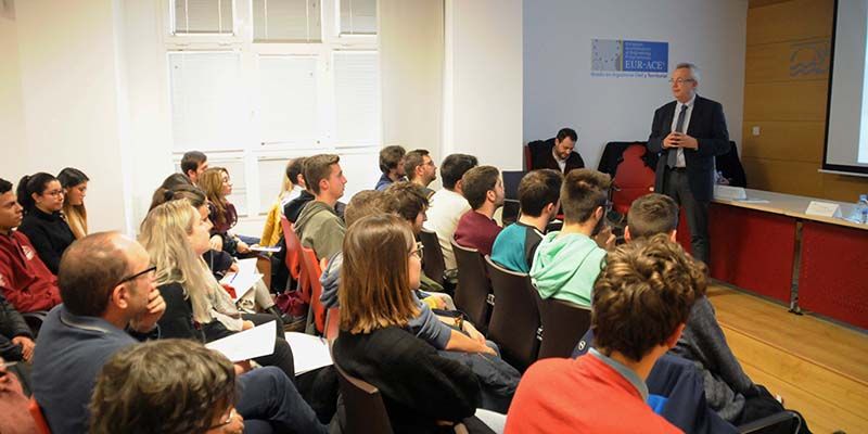 El decano del Colegio explica a los alumnos el funcionamiento de la institución