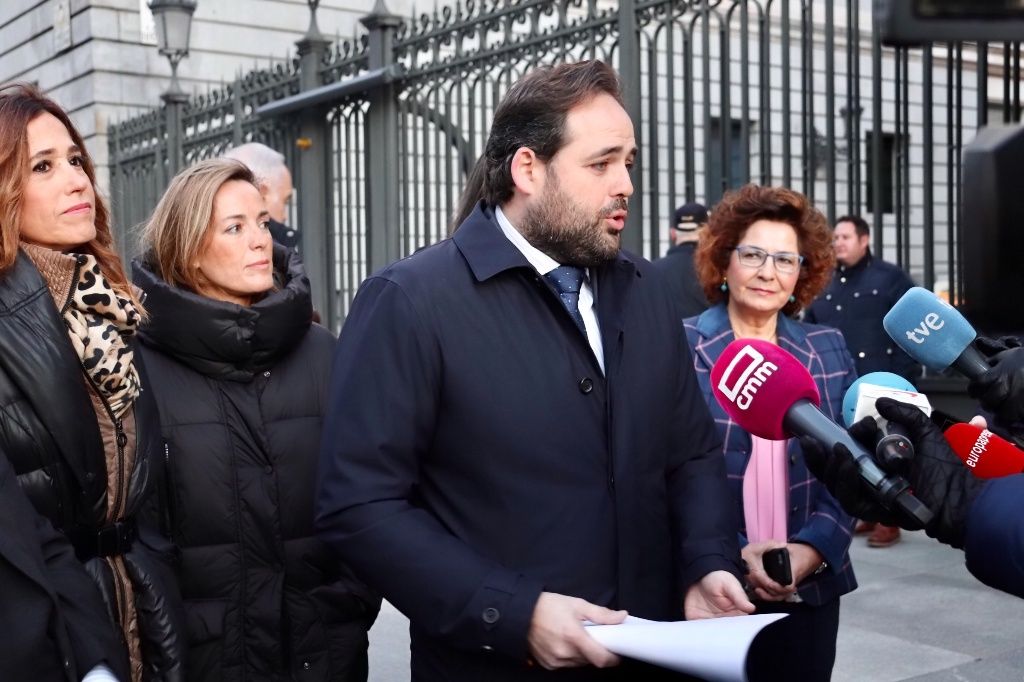 Núñez exige a Page que pase de las palabras a los hechos y no permita la investidura de Sánchez con el voto en contra de sus diputados nacionales