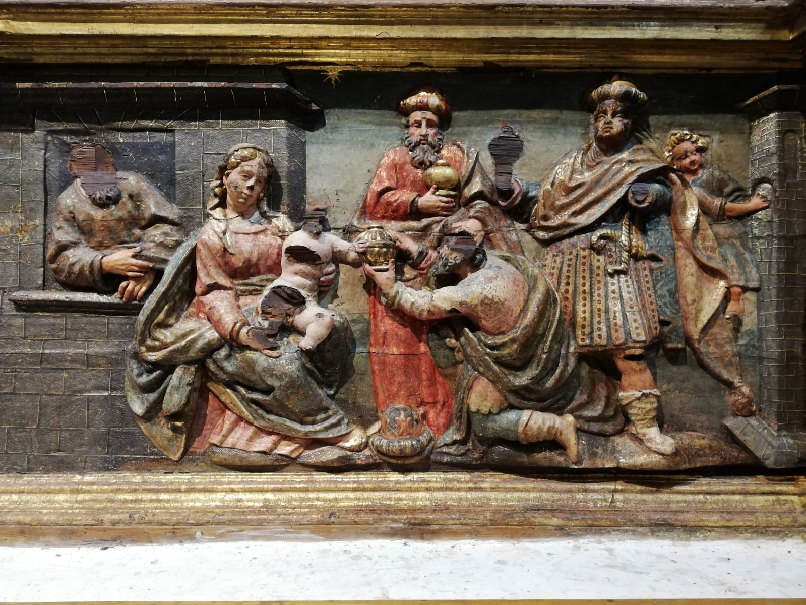 María del Rosario Arcos restaura, en Las Majadas, un lienzo de San Benito y dos relieves: la adoración de los Magos y la de los Pastores.