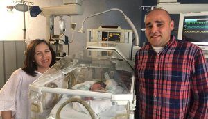 Jorge Molina y los gemelos Yeiko y Ainhoa, los primeros bebés nacidos en 2020 en Cuenca y Guadalajara