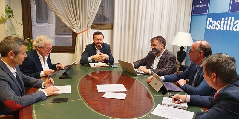 La Junta refuerza su colaboración con los operadores locales para extender la banda ancha de última generación a toda la región